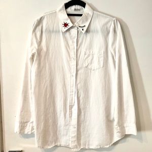 WHITE BUTTON UP COLLAR DETAIL